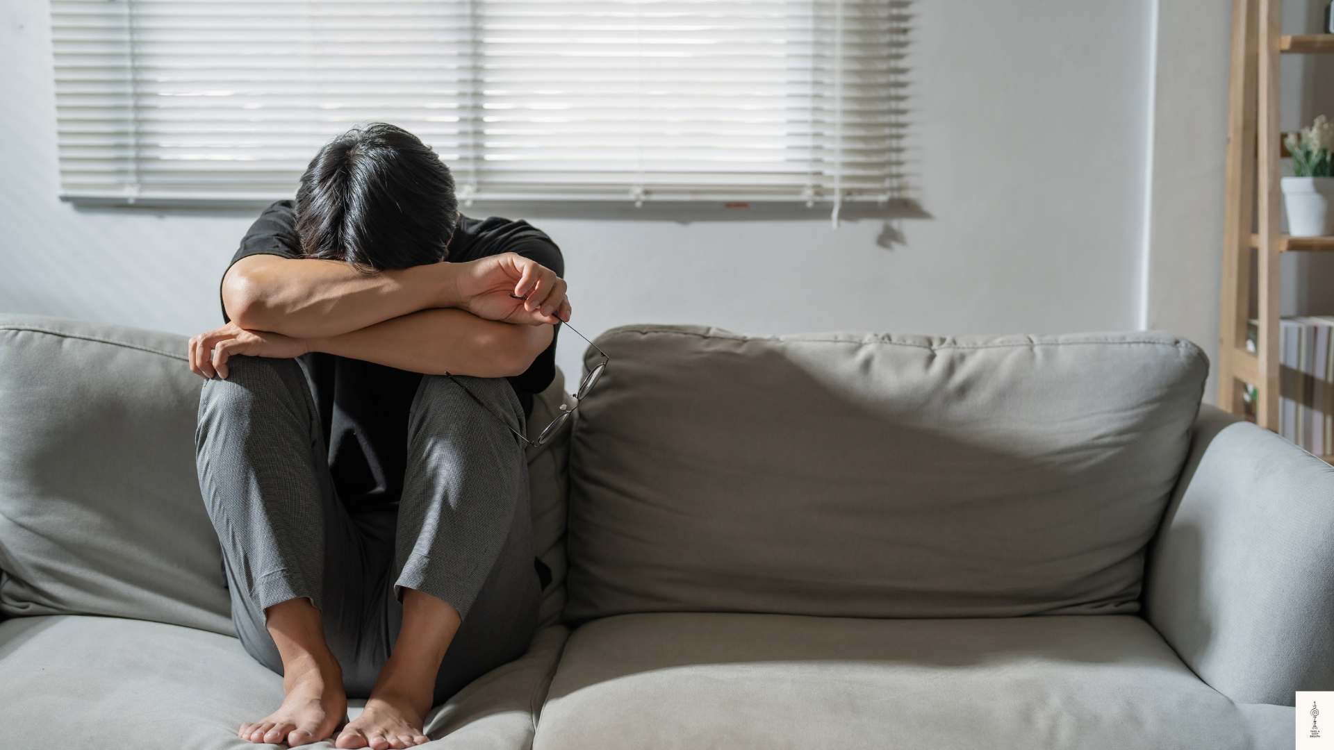 Alcool et anxiété : comprendre le cercle invisible Illustration expliquant le lien entre alcool et anxiété, montrant le cercle invisible entre effet calmant, rebond anxieux, troubles du sommeil et consommation répétée, avec une approche consciente et apaisante.