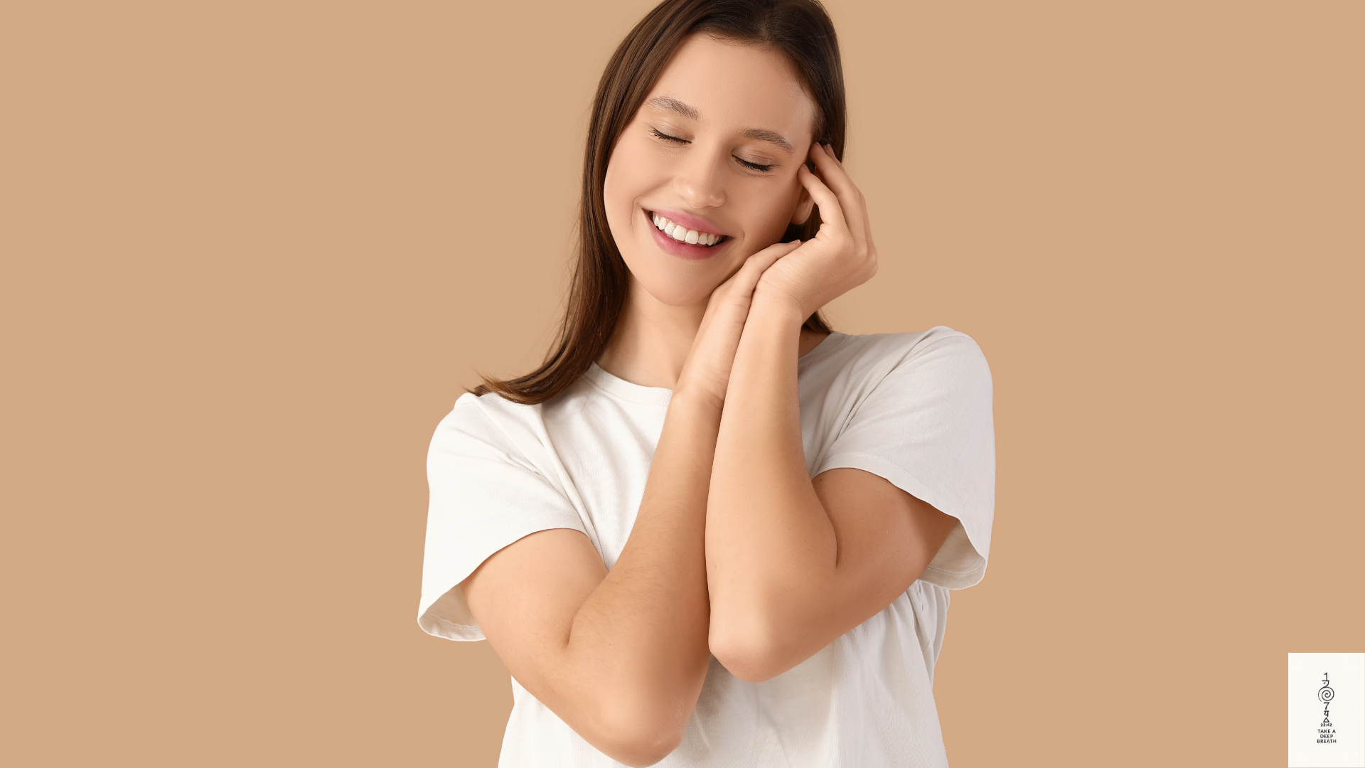 Calmer l’anxiété naturellement : un chemin de patience et de régularité Personne assise près d’une fenêtre, respirant calmement dans une lumière douce, illustrant le chemin lent et régulier pour apaiser l’anxiété naturellement.