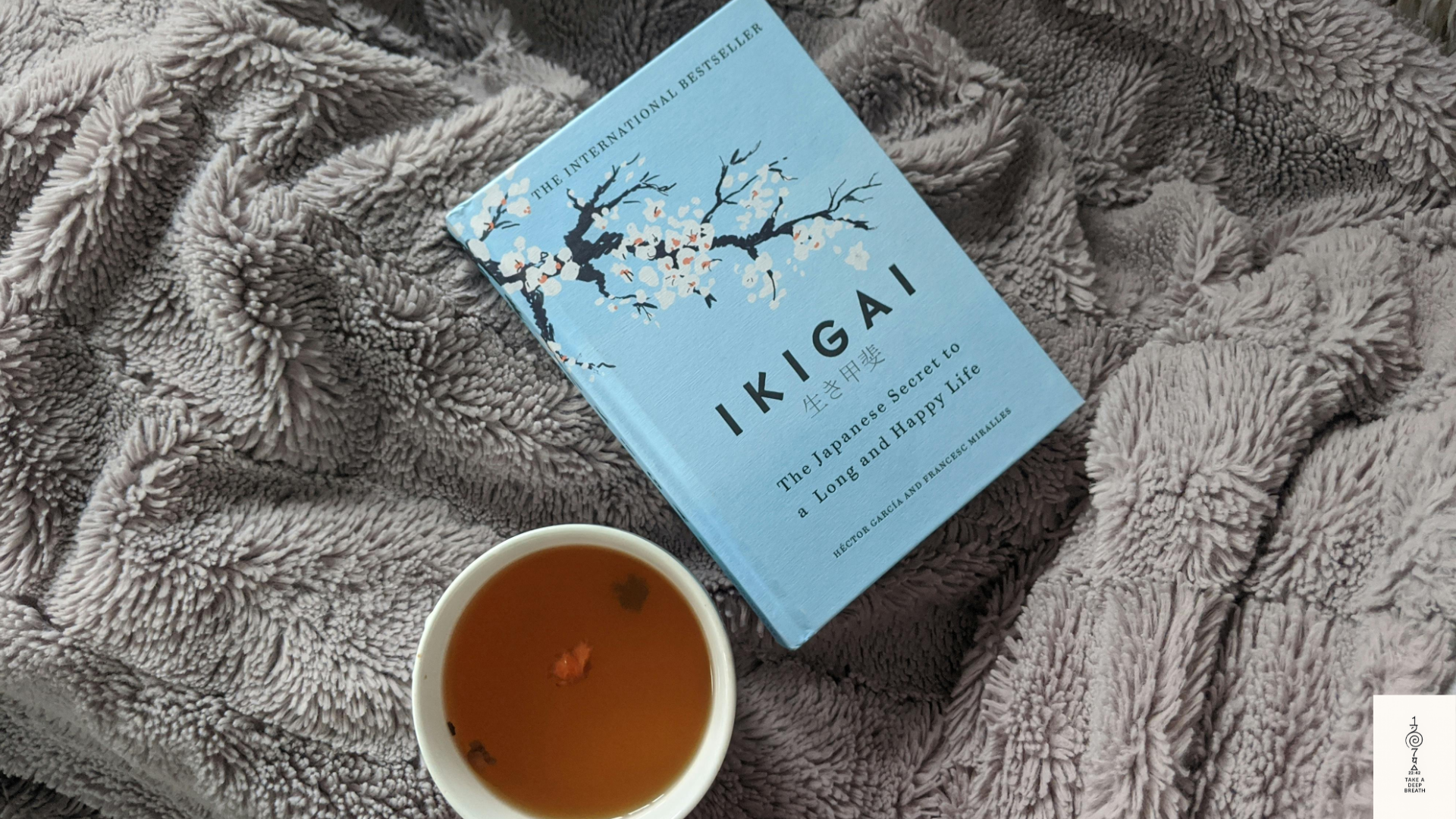 L’ikigai – trouver du sens dans les gestes simples du quotidien Illustration représentant l’ikigai comme une présence simple dans la vie quotidienne, marcher en conscience, respirer et habiter l’instant présent