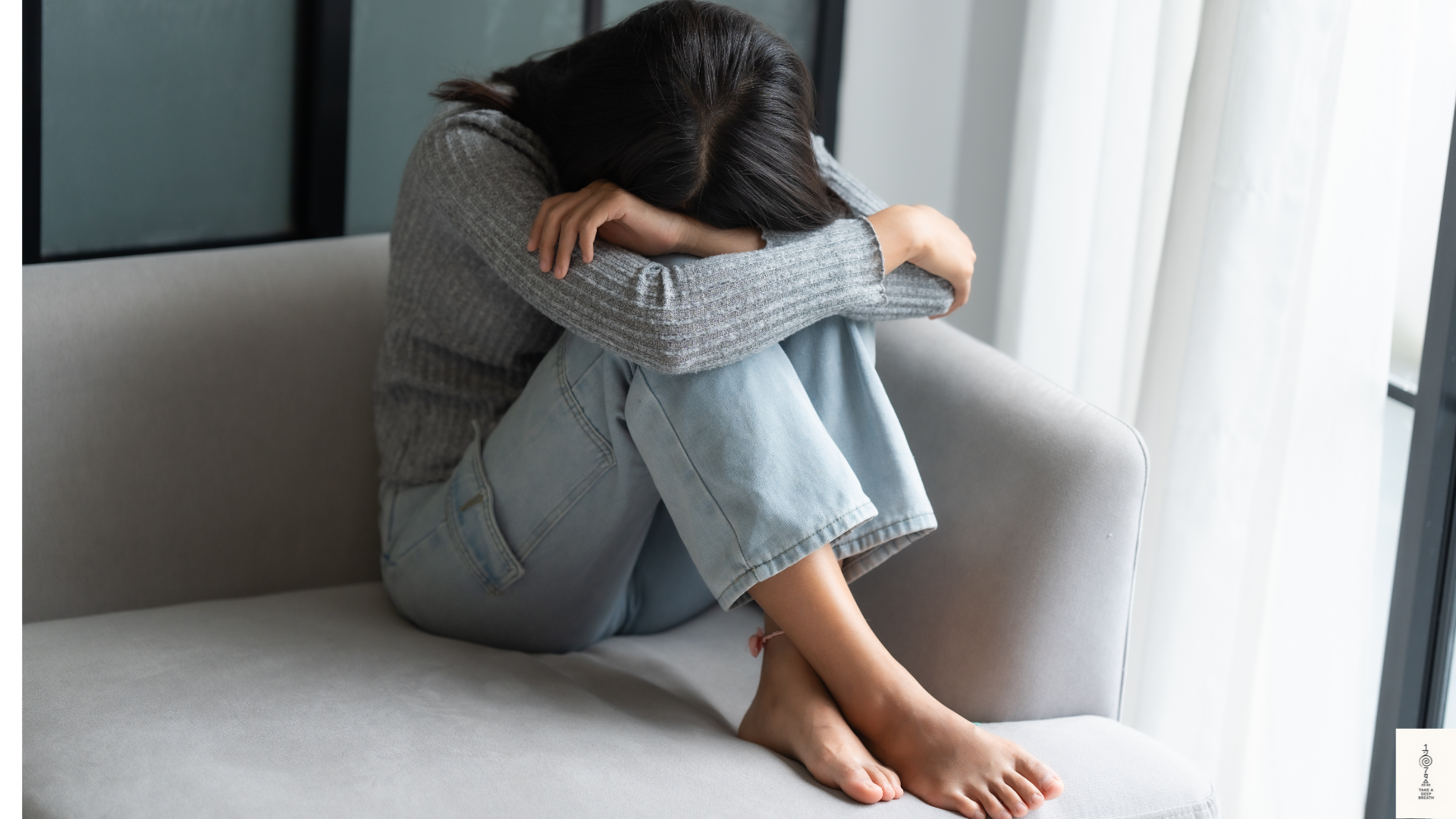 Nerf vague, attente des résultats médicaux et respiration consciente Personne assise calmement près d’une fenêtre, illustrant la tension liée à l’attente de résultats médicaux et le rôle de la respiration sur le nerf vague